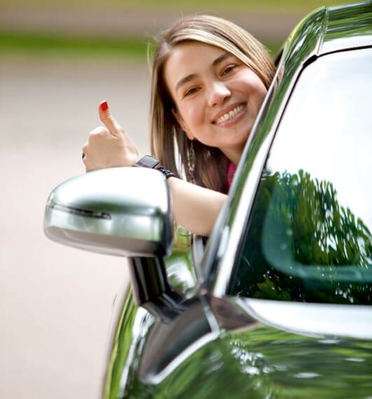 Frau im Cabrio